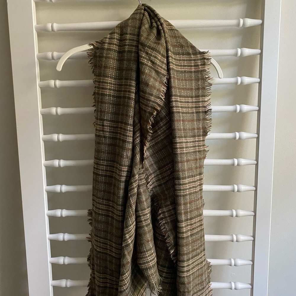 “Look” Plaid scarf